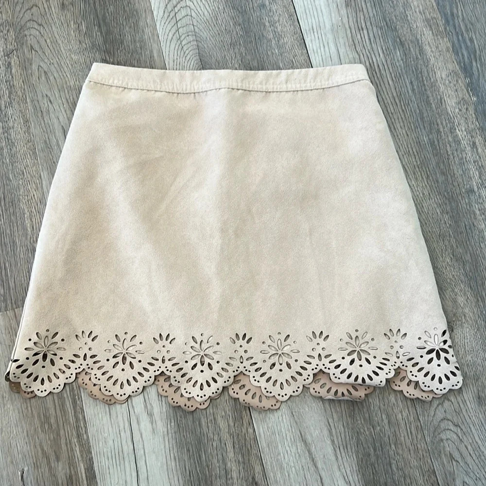 Hollister Faux Suede Mini Tan Skirt Fully Lined Back Zipper Scalloped Edge sz 3